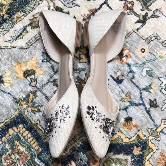 SIMPLY VERA Vera Wang ‘Savanita’ Natural Silver Lame Crystal Point Toe Low Heel - Picture 6 of 8